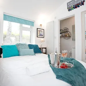 The Bearded Goat Den - A Rural Retreat At Modern Saint Leonards