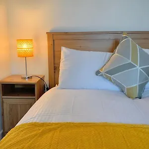 16 Vincent House Apartment